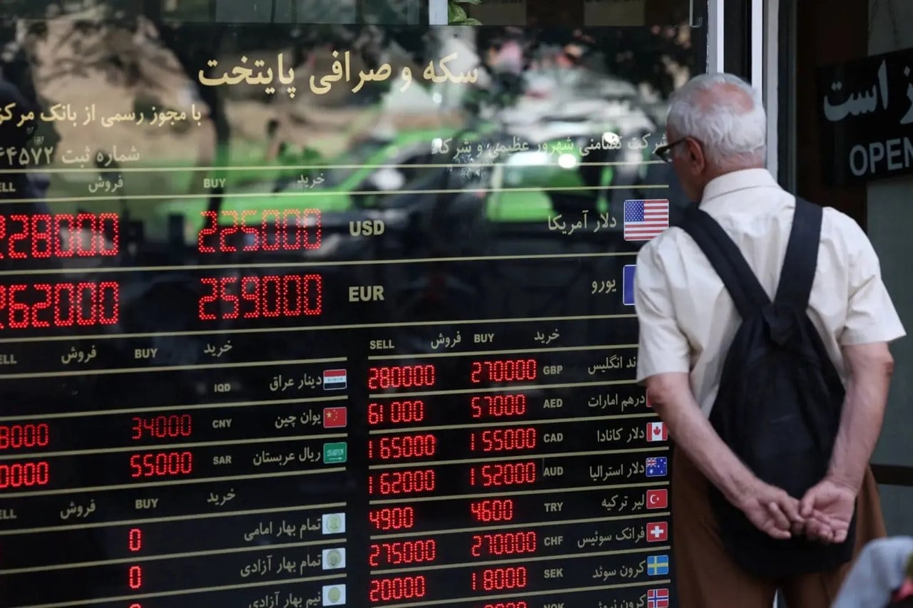 قیمت دلار و سکه پایین آمد؛ اخبار و نوسانات بازار طلا و ارز
