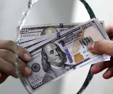 بانک مرکزی: فروش ۱۰ هزار دلار ارز با کارت ملی همچنان ادامه دارد
