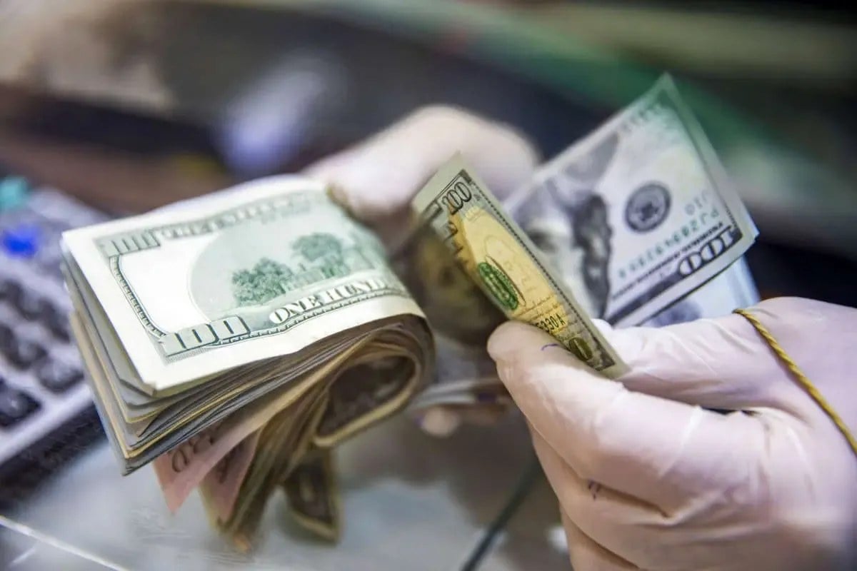 قیمت دلار ۱۰ هزار تومان ریخت