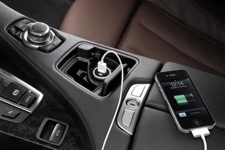 چرا پورت USB خودرو گوشی را اینقدر کند شارژ میکند؟