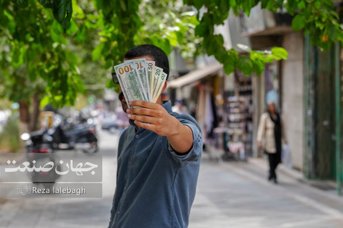 معمای قیمت دلار؛ بانک مرکزی به دنبال افزایش نرخ ارز است؟