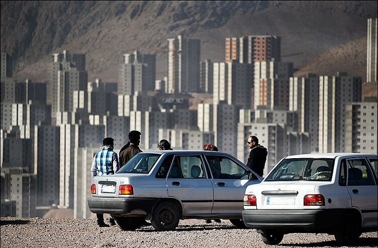 مسأله ناشناخته مسکن در ایران | ستاریان: شهرهای اقماری هویت اقتصادی ندارند | مگر می‌توان سالانه یک میلیون قطعه زمین واگذار کرد؟
