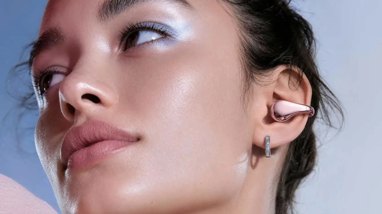 ایربادز گیرهای وان پلاس Buds Clip با ترجمه هوش مصنوعی معرفی شد؛ شارژدهی تا ۴۰ ساعت