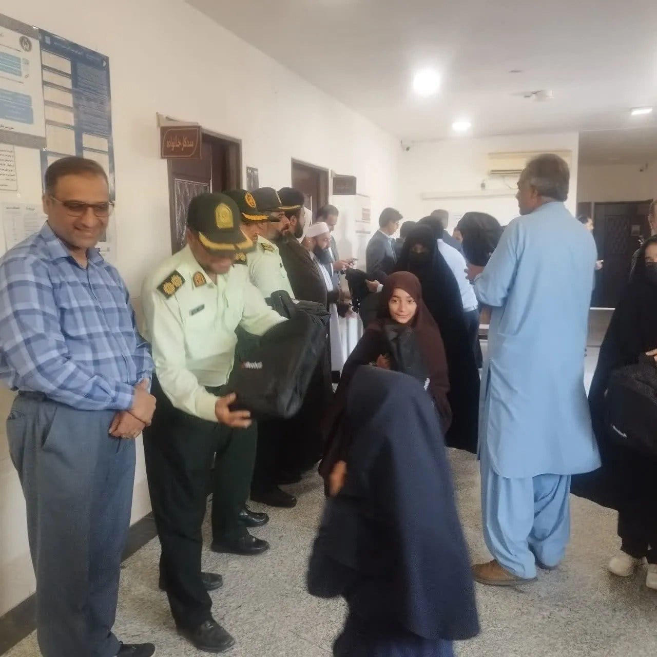 مهرِ آموزش در میرجاوه؛ ۵۱۵۰ بسته تحصیلی به دانشآموزان رسید