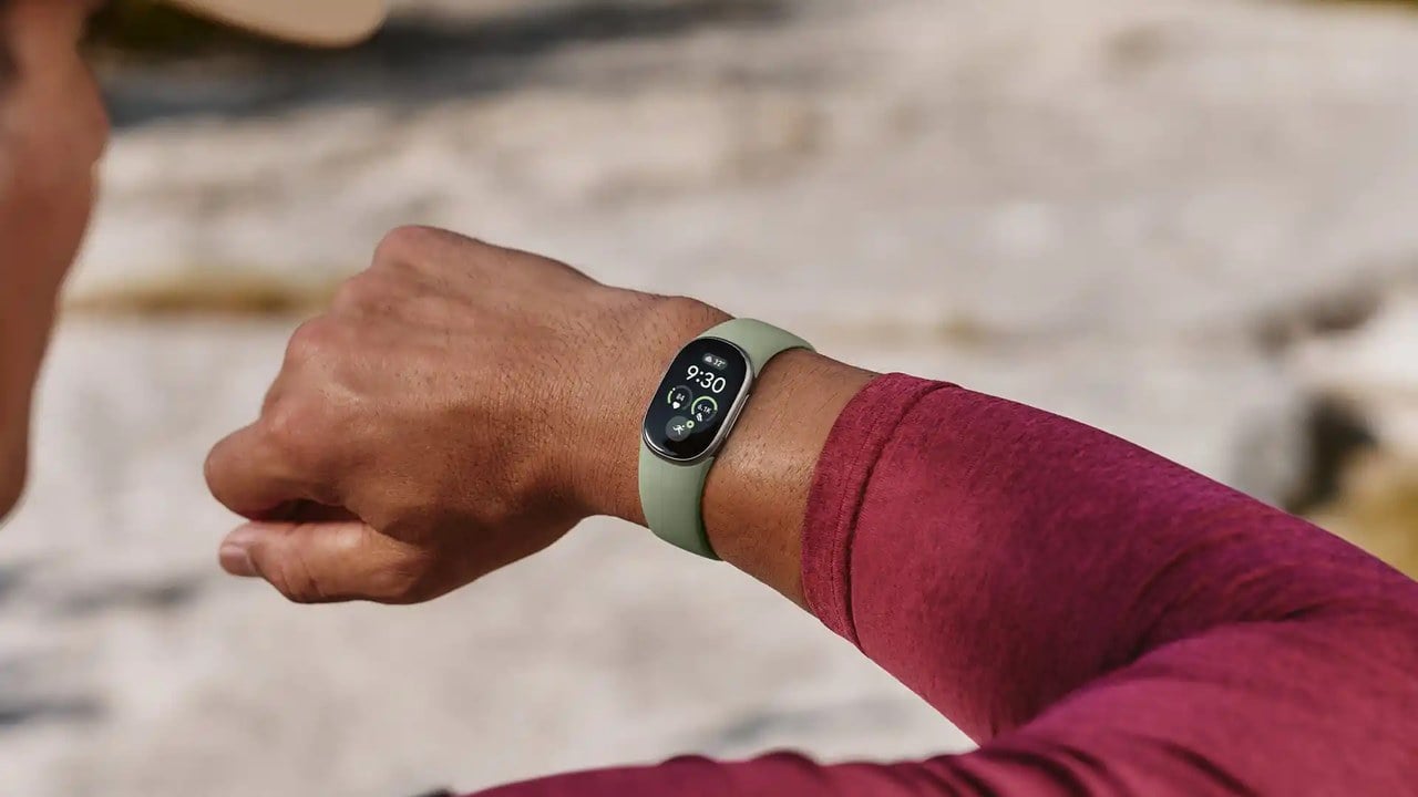 مچ‌بند هوشمند گوگل Fitbit Edge با قیمت ۱۸۰ دلار و شارژدهی یک هفته‌ای معرفی شد