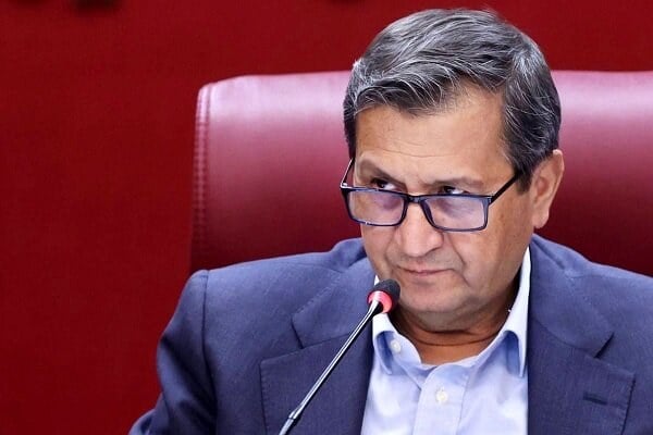 همتی: بانکها فقط مجاز به نگهداری املاک و سهام ضروری برای فعالیت بانکداری هستند
