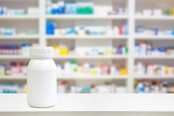 فروش داروهای کمیاب در بیرون داروخانه / یک داروساز: برخی افراد داروهای کمیاب را از بازار جمعآوری و احتکار میکنند؛ سپس با چند برابر قیمت به بیماران میفروشند