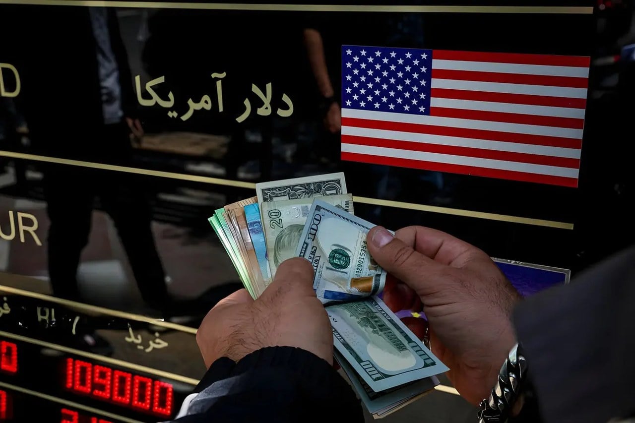 محک دو میلیارد دلاری بانک مرکزی؛ همتی رهبر بازار می شود؟