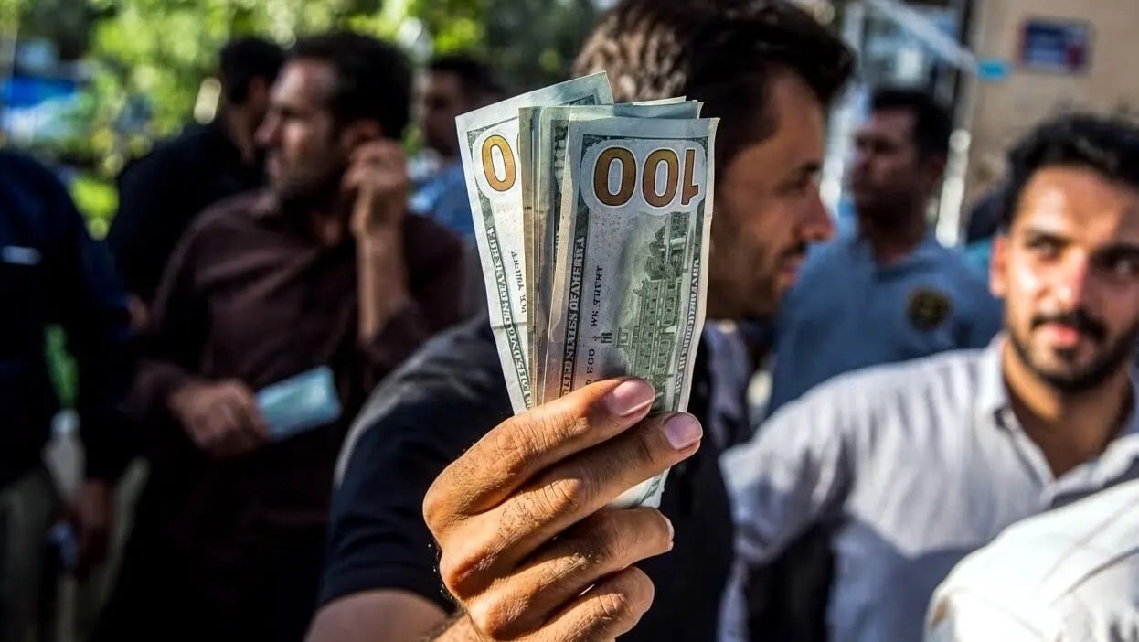 دلار ۲۶۷ هزار تومان را رد کرد | وقتی پوچ شدن سرمایه عادی می‌شود | روند افزایش قیمت دلار و طلا تا کجا ادامه دارد؟