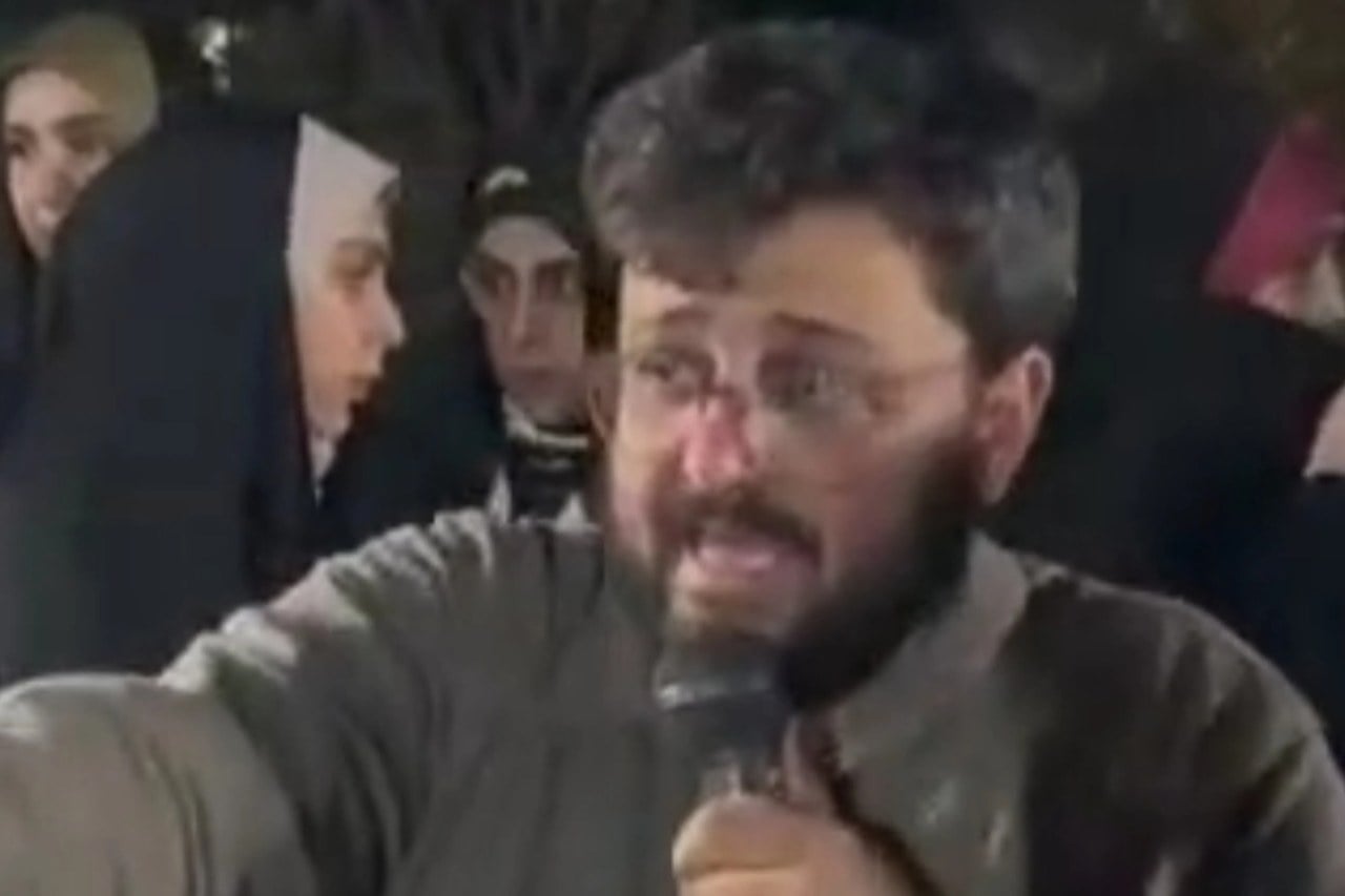ببینید/ آتش زدن دلار توسط مدیر ارشد سازمان برنامه دولت مرحوم رئیسی: حُب این ارز نجس را از قلب خود بیرون میکنیم